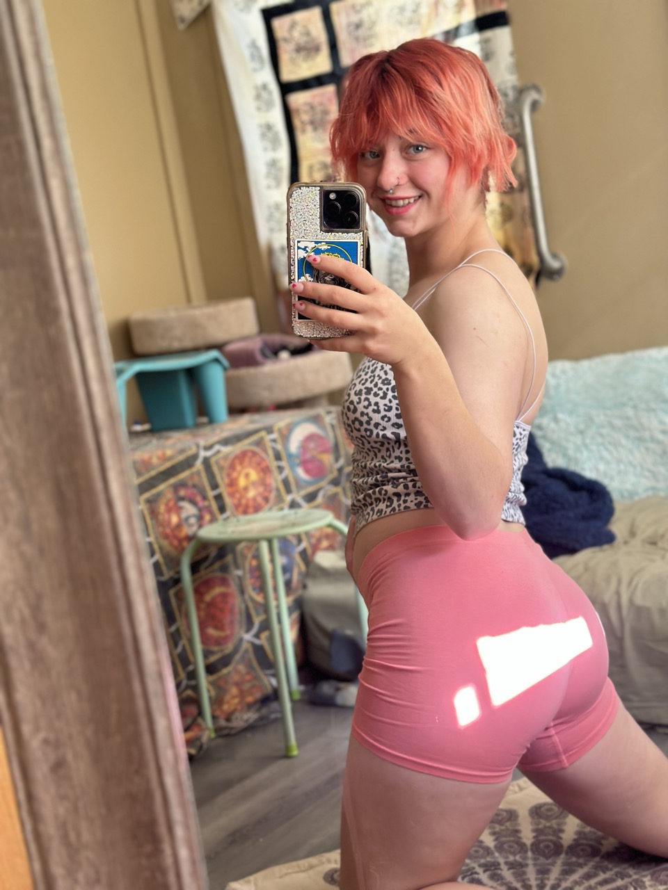 La novizia zappatrice dai capelli rosa Ginger Abby posa completamente vestita allo specchio La novizia zappatrice dai capelli rosa Ginger Abby posa completamente vestita allo specchio