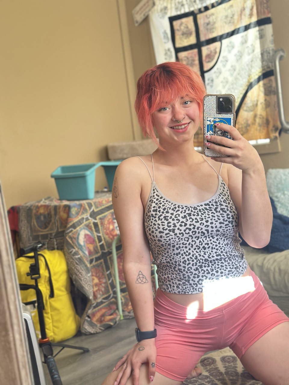 La novizia zappatrice dai capelli rosa Ginger Abby posa completamente vestita allo specchio La novizia zappatrice dai capelli rosa Ginger Abby posa completamente vestita allo specchio