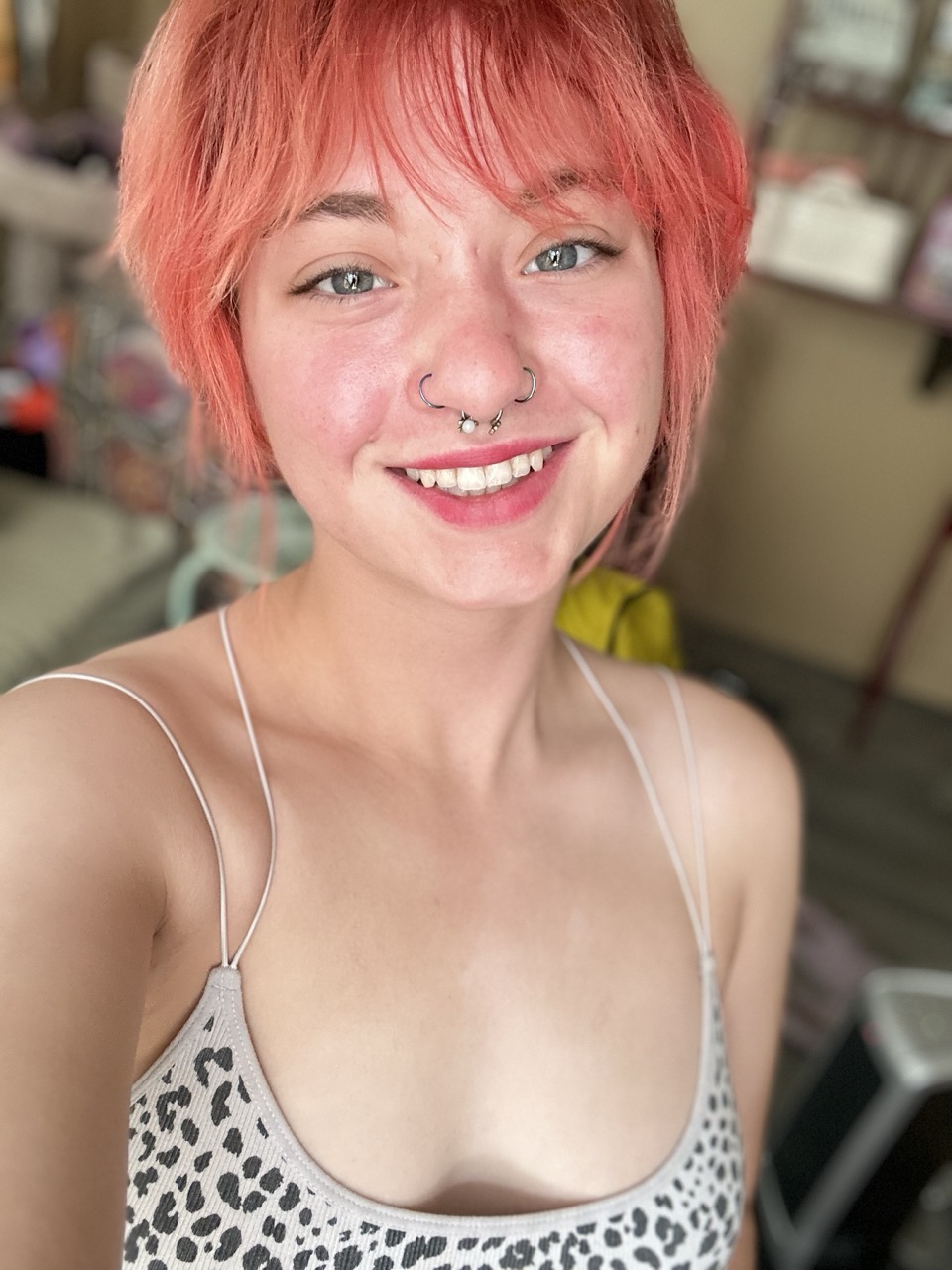 La novizia zappatrice dai capelli rosa Ginger Abby posa completamente vestita allo specchio La novizia zappatrice dai capelli rosa Ginger Abby posa completamente vestita allo specchio