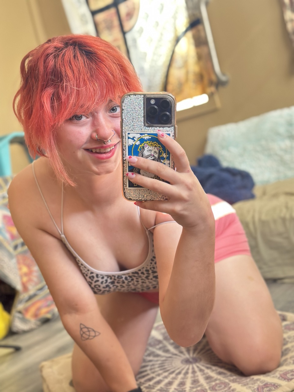 La novizia zappatrice dai capelli rosa Ginger Abby posa completamente vestita allo specchio La novizia zappatrice dai capelli rosa Ginger Abby posa completamente vestita allo specchio