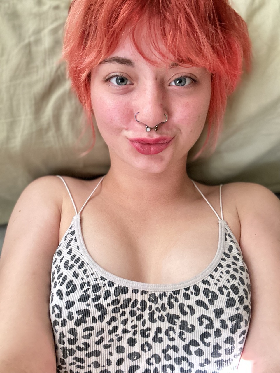 La novizia zappatrice dai capelli rosa Ginger Abby posa completamente vestita allo specchio La novizia zappatrice dai capelli rosa Ginger Abby posa completamente vestita allo specchio