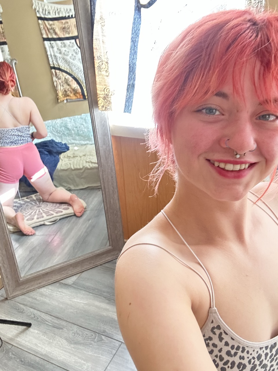 La novizia zappatrice dai capelli rosa Ginger Abby posa completamente vestita allo specchio La novizia zappatrice dai capelli rosa Ginger Abby posa completamente vestita allo specchio