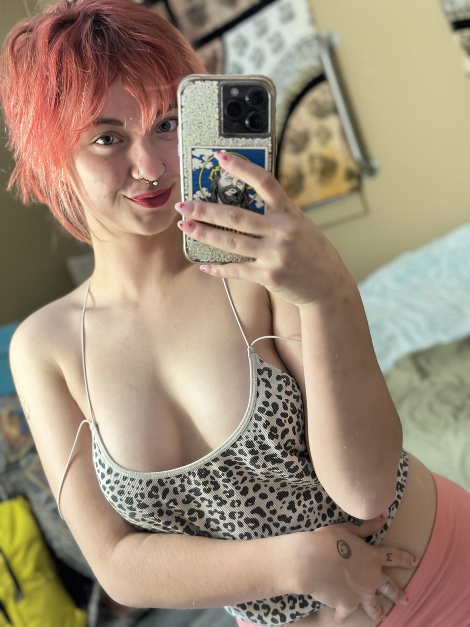 La novizia zappatrice dai capelli rosa Ginger Abby posa completamente vestita allo specchio La novizia zappatrice dai capelli rosa Ginger Abby posa completamente vestita allo specchio