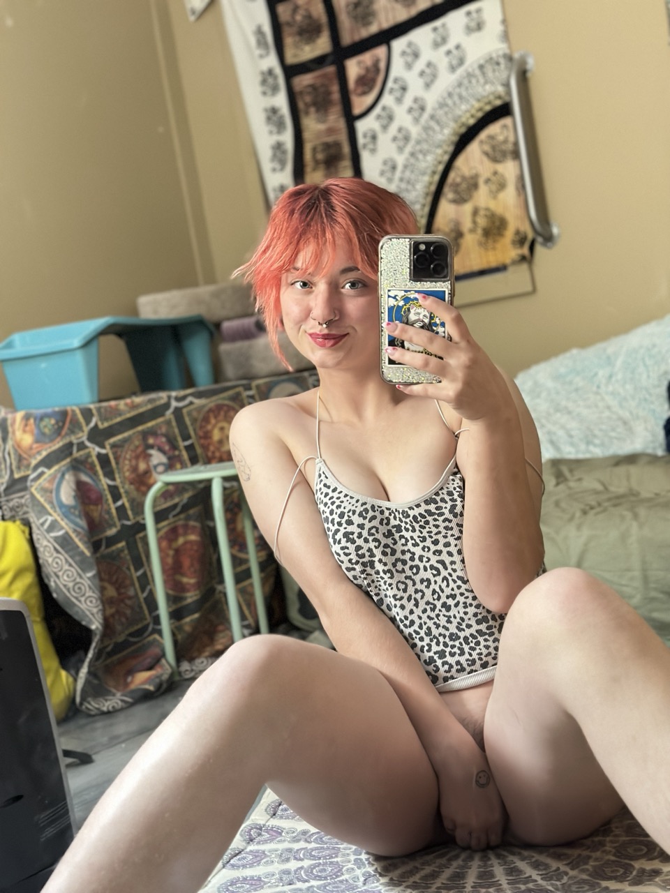 La novizia zappatrice dai capelli rosa Ginger Abby posa completamente vestita allo specchio La novizia zappatrice dai capelli rosa Ginger Abby posa completamente vestita allo specchio