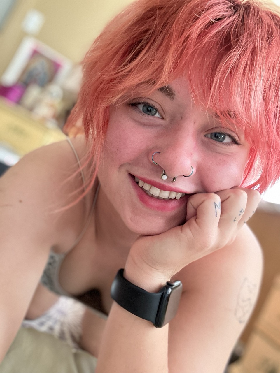 La novizia zappatrice dai capelli rosa Ginger Abby posa completamente vestita allo specchio La novizia zappatrice dai capelli rosa Ginger Abby posa completamente vestita allo specchio