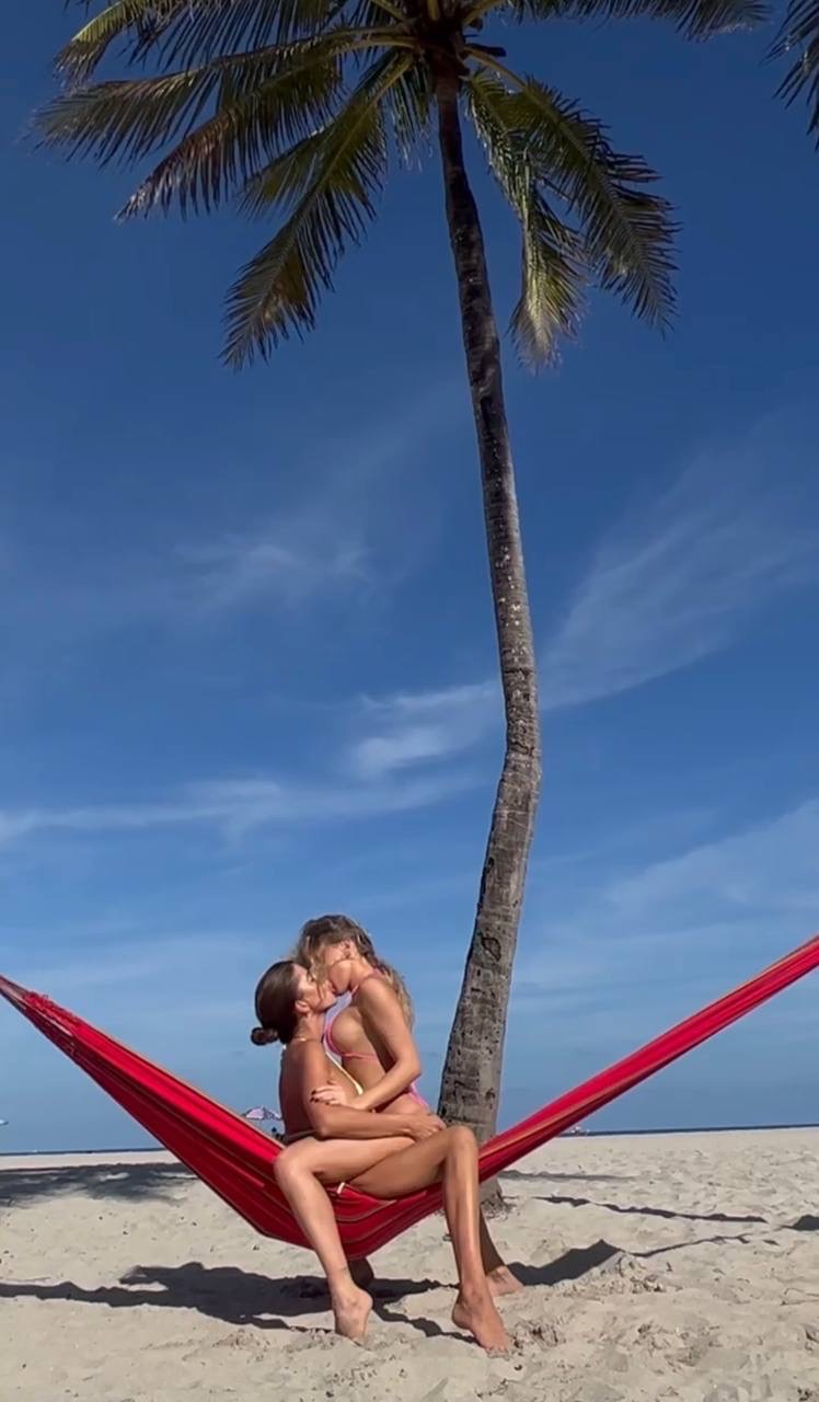 OnlyFans lassie Victoria Broshkina całuje się ze swoją lesbijską dziewczyną OnlyFans lassie Victoria Broshkina całuje się ze swoją lesbijską dziewczyną