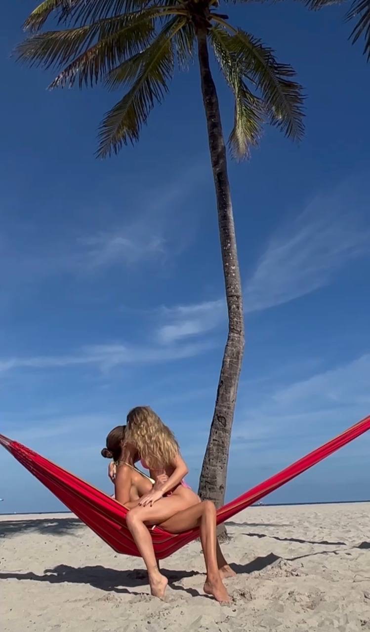 OnlyFans lassie Victoria Broshkina całuje się ze swoją lesbijską dziewczyną OnlyFans lassie Victoria Broshkina całuje się ze swoją lesbijską dziewczyną