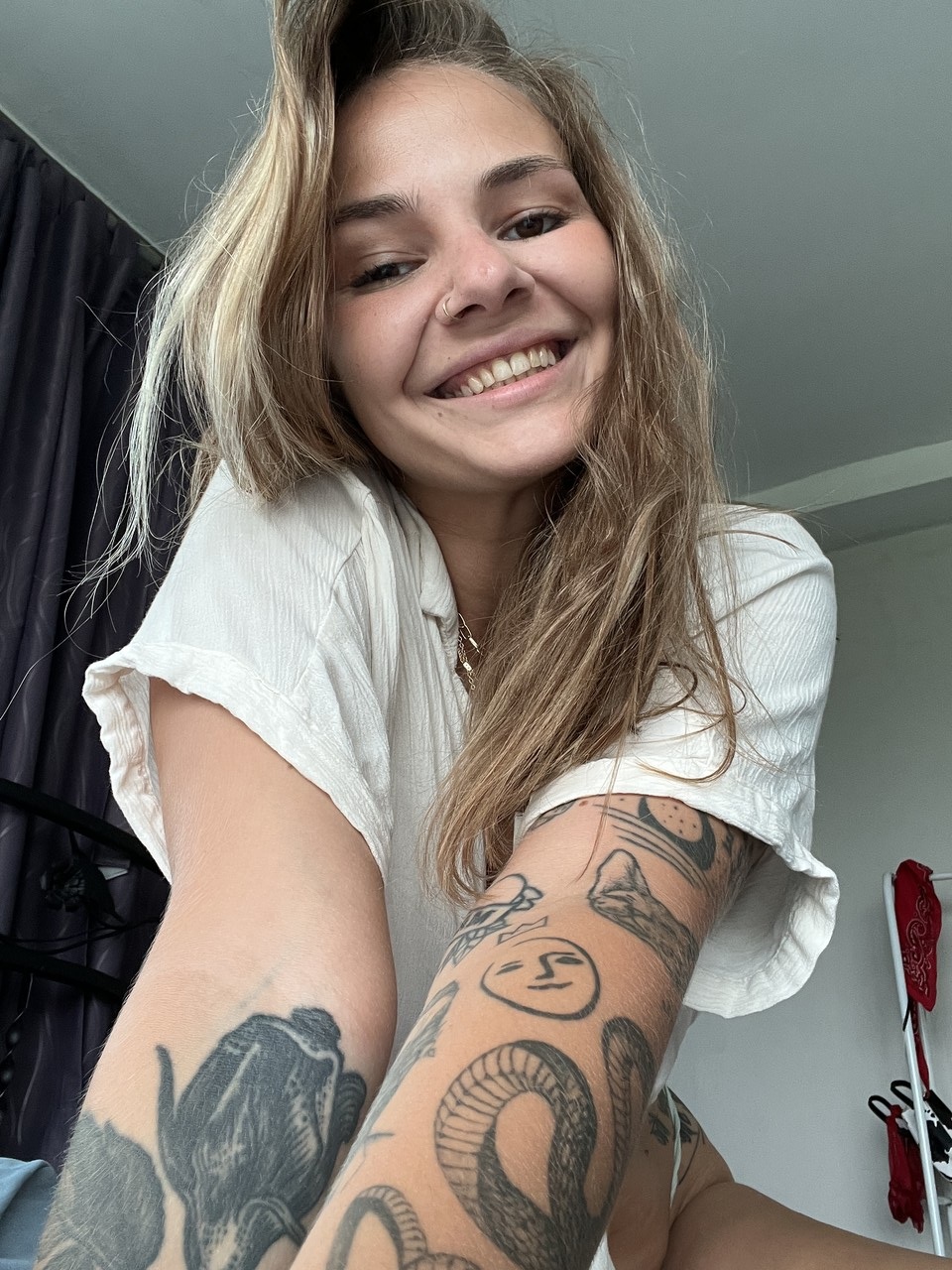 Glamorous OnlyFans Puppe Phoebe Miller Streifen und streichelt ihre Brust in einem Solo Glamorous OnlyFans Puppe Phoebe Miller Streifen und streichelt ihre Brust in einem Solo