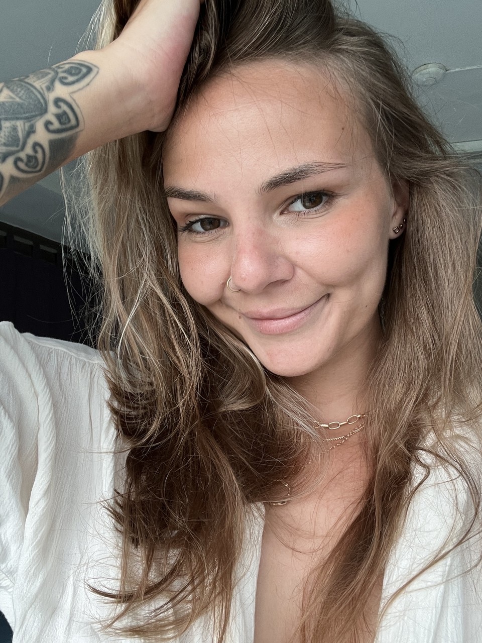 Glamorous OnlyFans Puppe Phoebe Miller Streifen und streichelt ihre Brust in einem Solo Glamorous OnlyFans Puppe Phoebe Miller Streifen und streichelt ihre Brust in einem Solo