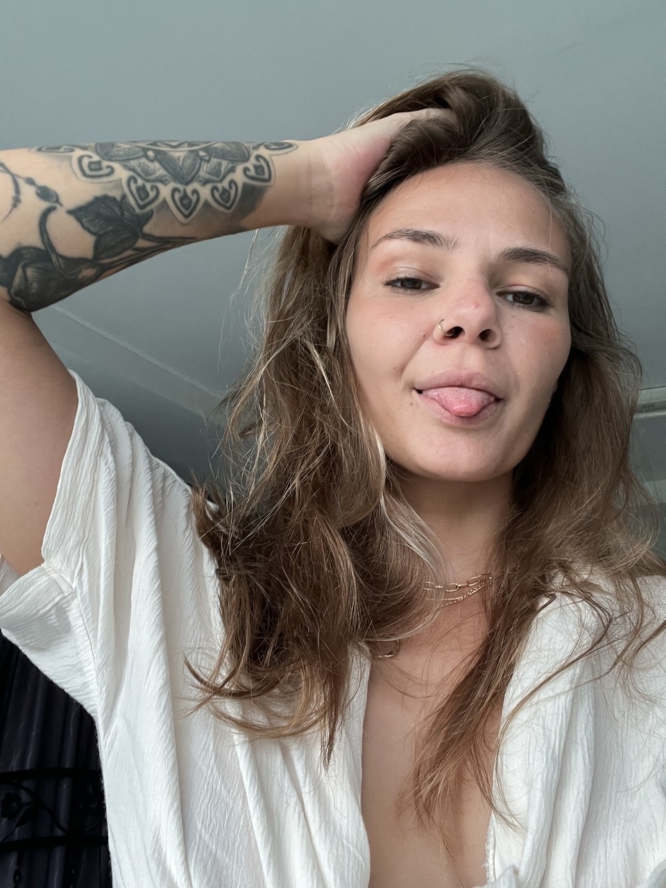 Glamorous OnlyFans Puppe Phoebe Miller Streifen und streichelt ihre Brust in einem Solo Glamorous OnlyFans Puppe Phoebe Miller Streifen und streichelt ihre Brust in einem Solo