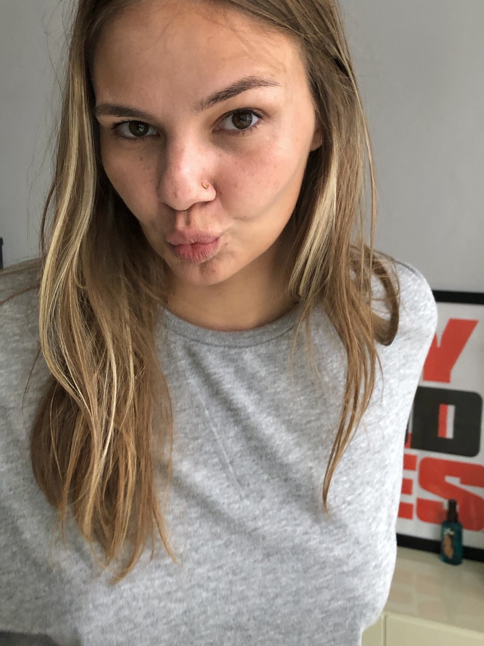 Glamorous OnlyFans Puppe Phoebe Miller Streifen und streichelt ihre Brust in einem Solo Glamorous OnlyFans Puppe Phoebe Miller Streifen und streichelt ihre Brust in einem Solo