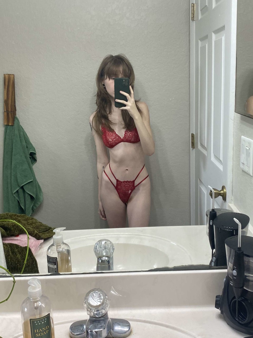 La diminuta modelo Teensy Bella muestra su culo follable en ropa interior roja La diminuta modelo Teensy Bella muestra su culo follable en ropa interior roja
