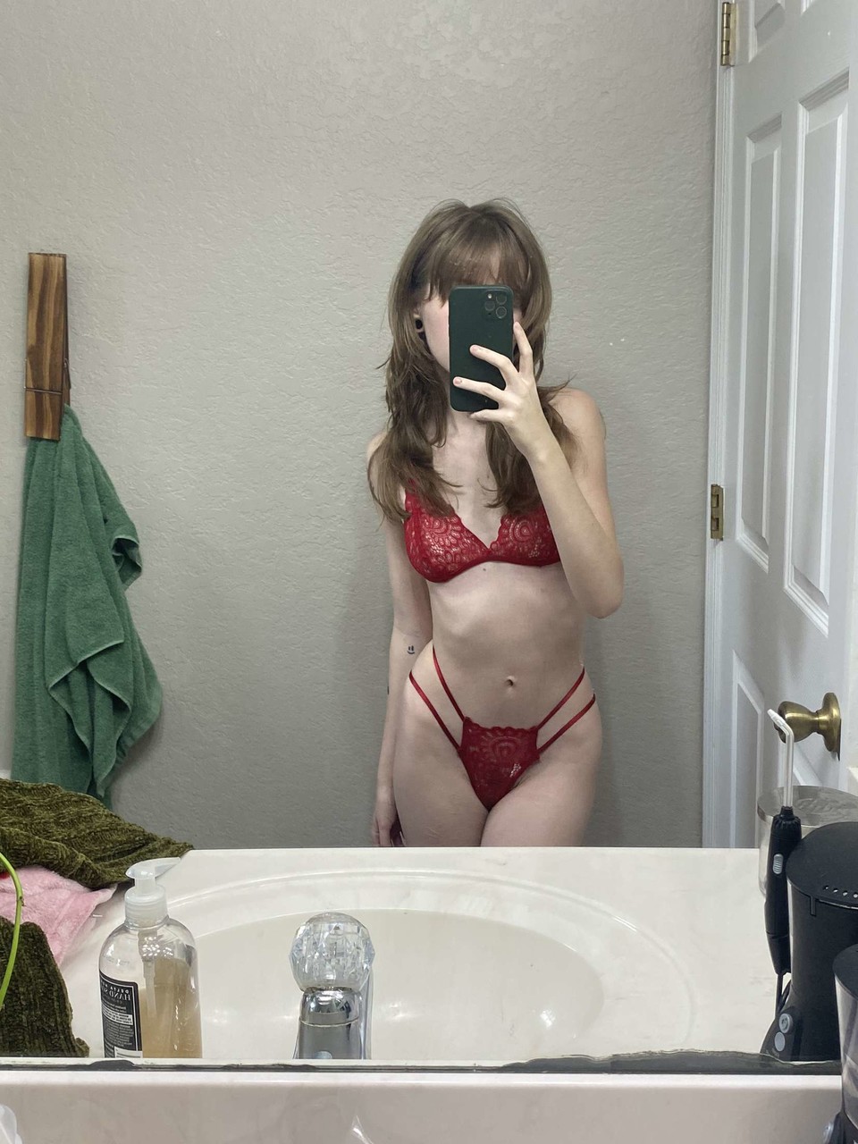 La diminuta modelo Teensy Bella muestra su culo follable en ropa interior roja La diminuta modelo Teensy Bella muestra su culo follable en ropa interior roja