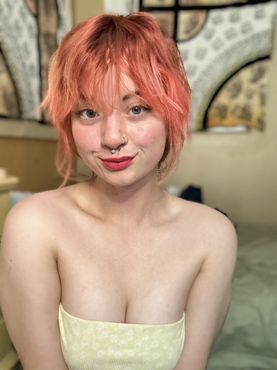 Puttana dilettante con un piercing al naso Ginger Abby che stuzzica con le sue arcate Puttana dilettante con un piercing al naso Ginger Abby che stuzzica con le sue arcate