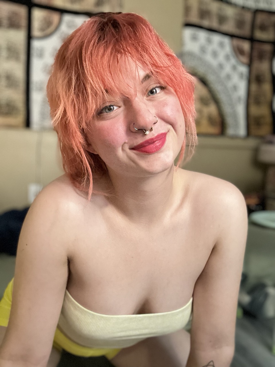 Puttana dilettante con un piercing al naso Ginger Abby che stuzzica con le sue arcate Puttana dilettante con un piercing al naso Ginger Abby che stuzzica con le sue arcate