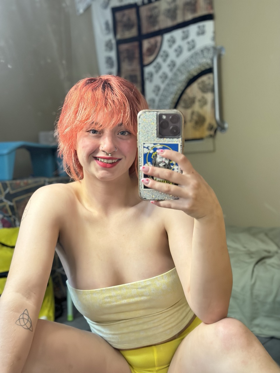 Puttana dilettante con un piercing al naso Ginger Abby che stuzzica con le sue arcate Puttana dilettante con un piercing al naso Ginger Abby che stuzzica con le sue arcate