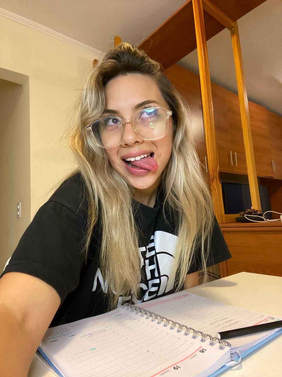 Wunderschöne OF Sweetheart Emily Train neckt mit ihrem süßen großen Buttlock und posiert Wunderschöne OF Sweetheart Emily Train neckt mit ihrem süßen großen Buttlock und posiert