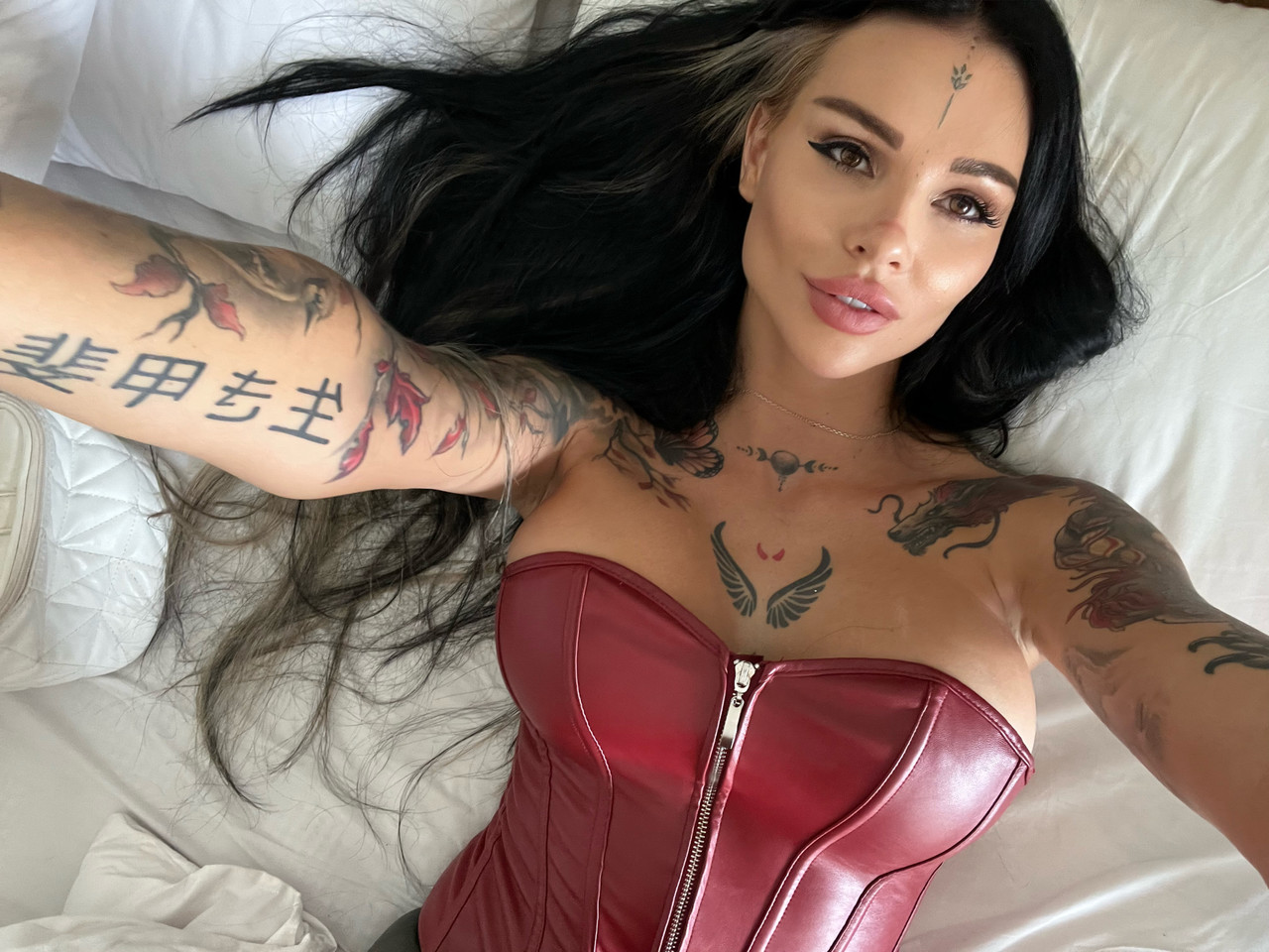 La bellezza dai capelli neri inchiostrati sfoggia le sue grandi tette e il suo meraviglioso culo La bellezza dai capelli neri inchiostrati sfoggia le sue grandi tette e il suo meraviglioso culo