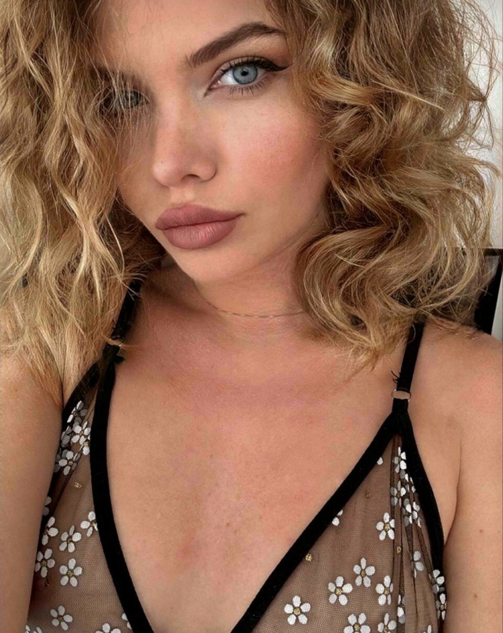 Glamour sweetie büyük kıçını ve çürük göğüslerini beyazlık içinde sergiliyor Glamour sweetie büyük kıçını ve çürük göğüslerini beyazlık içinde sergiliyor