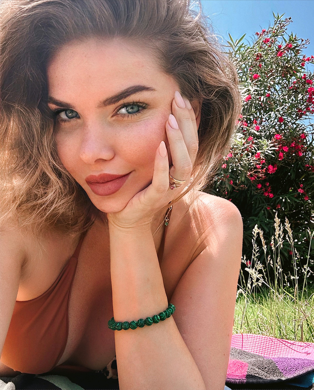 Glamour sweetie büyük kıçını ve çürük göğüslerini beyazlık içinde sergiliyor Glamour sweetie büyük kıçını ve çürük göğüslerini beyazlık içinde sergiliyor