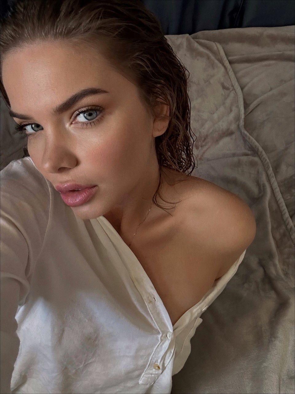 Glamour sweetie büyük kıçını ve çürük göğüslerini beyazlık içinde sergiliyor Glamour sweetie büyük kıçını ve çürük göğüslerini beyazlık içinde sergiliyor