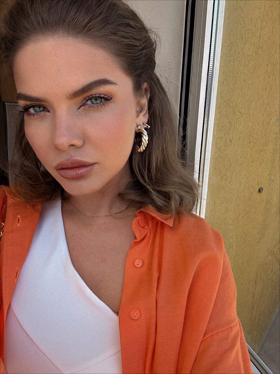 Glamour sweetie büyük kıçını ve çürük göğüslerini beyazlık içinde sergiliyor Glamour sweetie büyük kıçını ve çürük göğüslerini beyazlık içinde sergiliyor