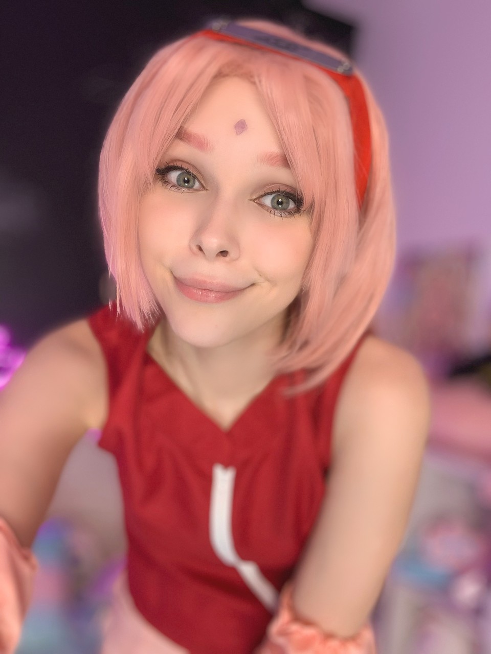 Little Kitty, el angelito de la cámara en directo de OnlyFans, descubre sus tetas pequeñas y su coño afeitado. Little Kitty, el angelito de la cámara en directo de OnlyFans, descubre sus tetas pequeñas y su coño afeitado.