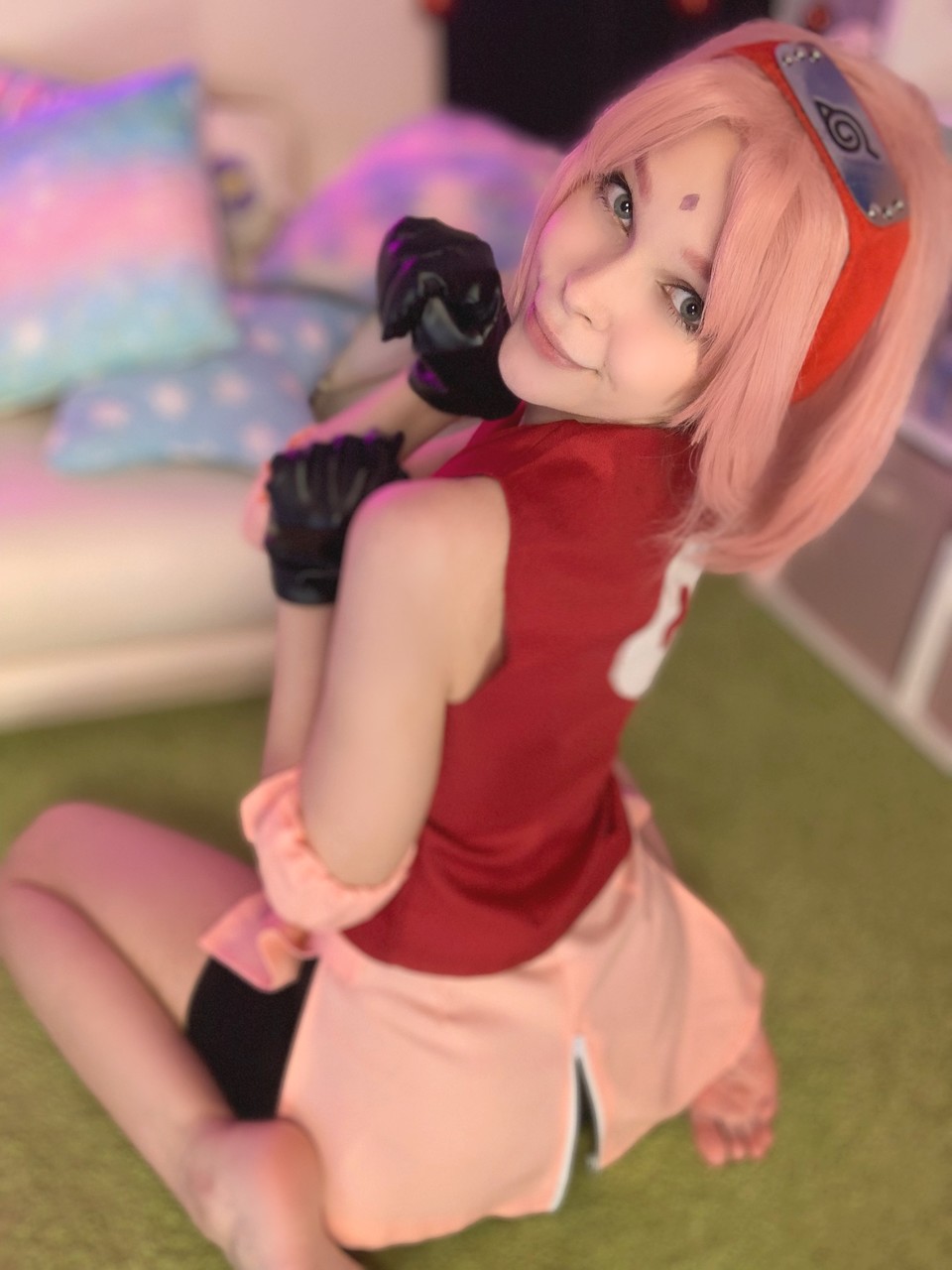 Little Kitty, el angelito de la cámara en directo de OnlyFans, descubre sus tetas pequeñas y su coño afeitado. Little Kitty, el angelito de la cámara en directo de OnlyFans, descubre sus tetas pequeñas y su coño afeitado.