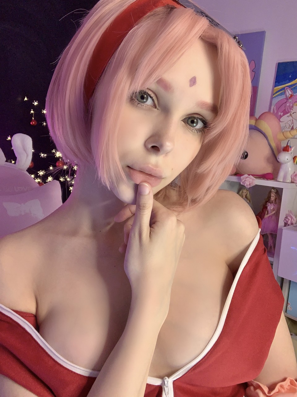 Little Kitty, el angelito de la cámara en directo de OnlyFans, descubre sus tetas pequeñas y su coño afeitado. Little Kitty, el angelito de la cámara en directo de OnlyFans, descubre sus tetas pequeñas y su coño afeitado.