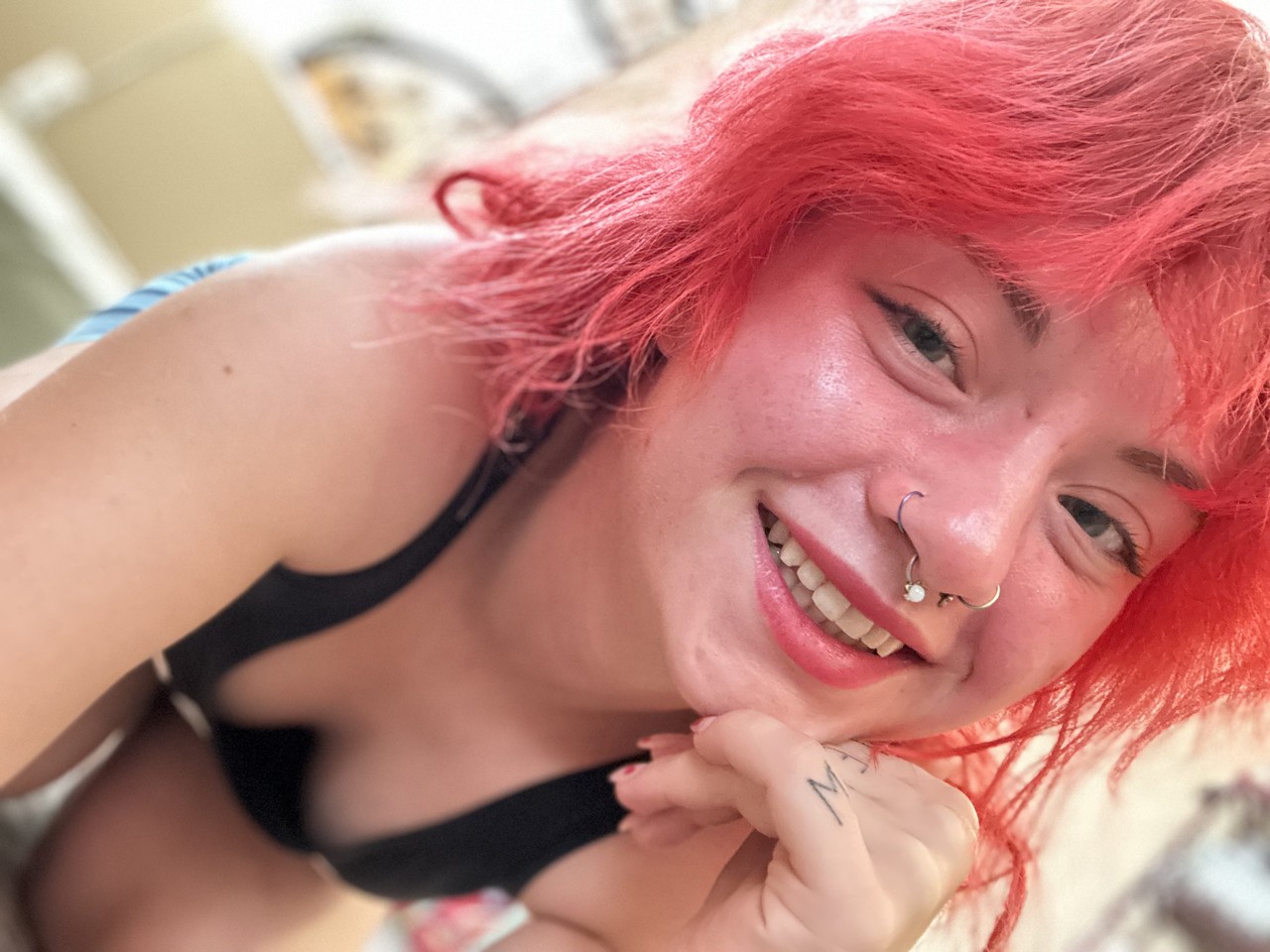 OnlyFans tentadora con un piercing en la nariz Abby posa seductoramente en un solo OnlyFans tentadora con un piercing en la nariz Abby posa seductoramente en un solo