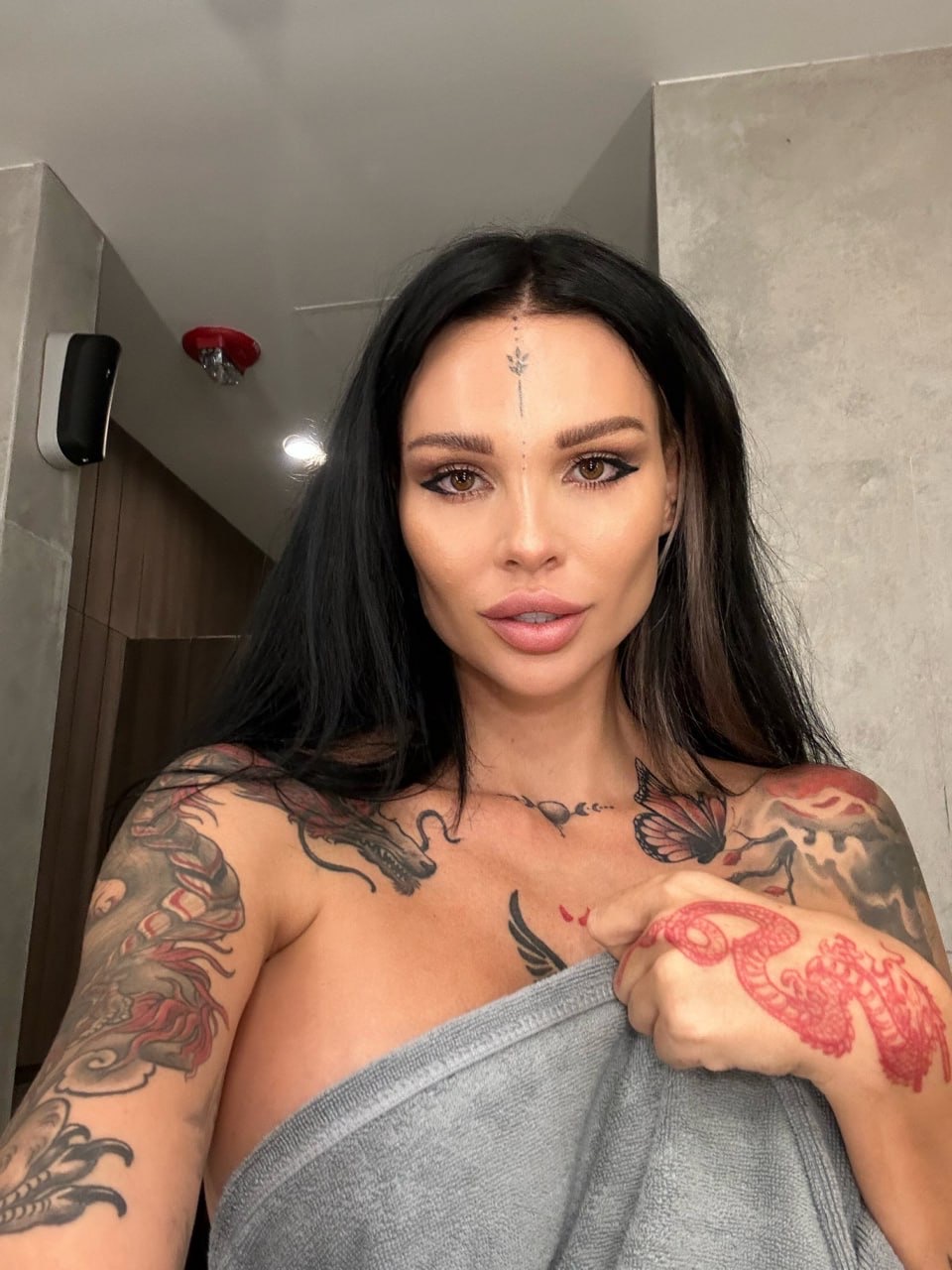 Atramentowa księżniczka OnlyFans Sunny Free prezentuje swoje zabójcze łuki w solo Atramentowa księżniczka OnlyFans Sunny Free prezentuje swoje zabójcze łuki w solo