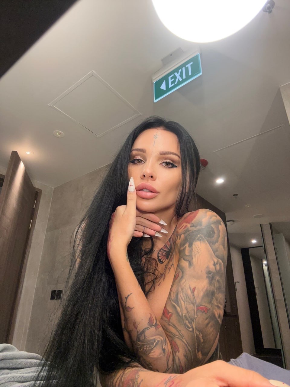 Atramentowa księżniczka OnlyFans Sunny Free prezentuje swoje zabójcze łuki w solo Atramentowa księżniczka OnlyFans Sunny Free prezentuje swoje zabójcze łuki w solo