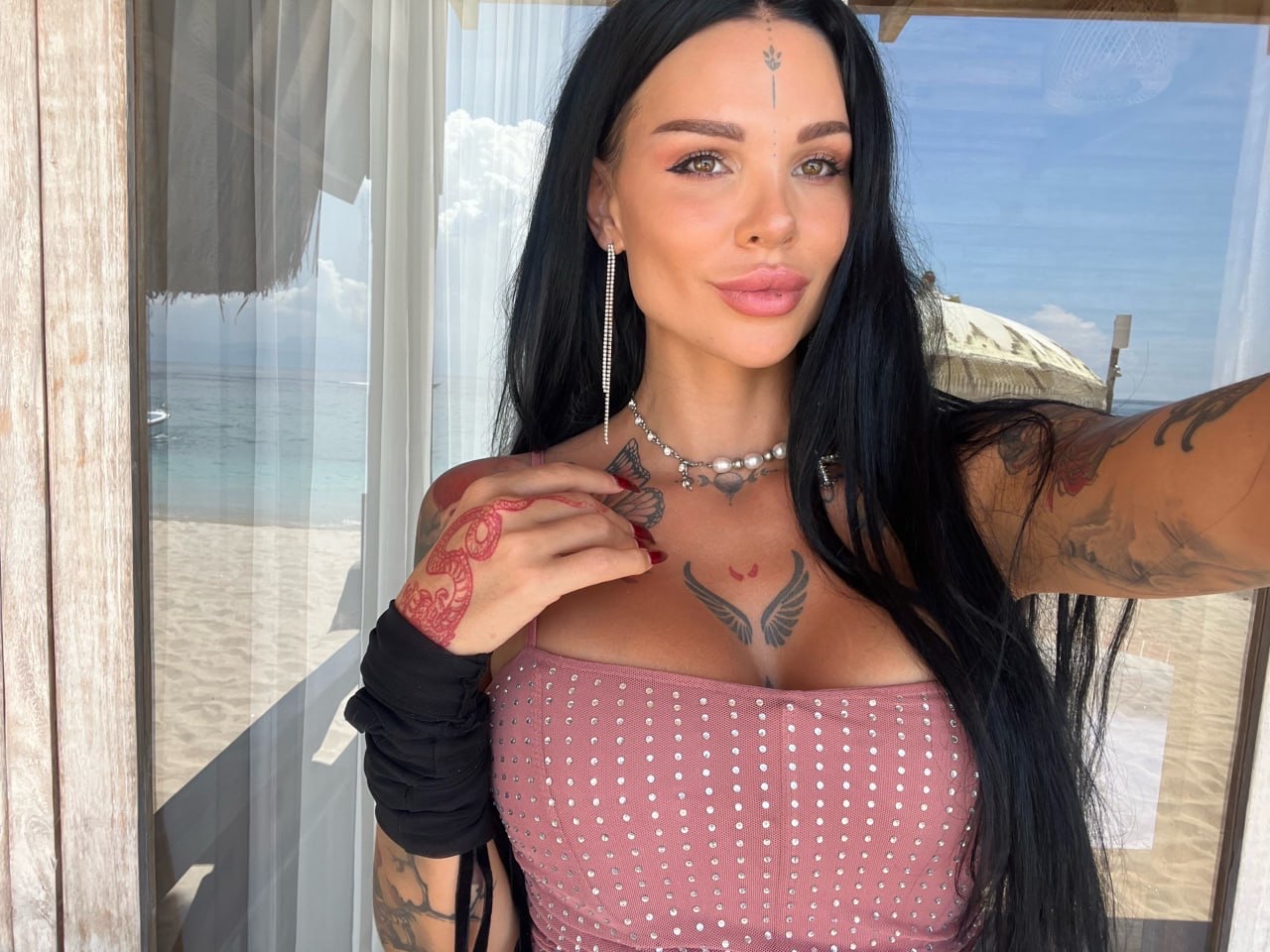Atramentowa księżniczka OnlyFans Sunny Free prezentuje swoje zabójcze łuki w solo Atramentowa księżniczka OnlyFans Sunny Free prezentuje swoje zabójcze łuki w solo