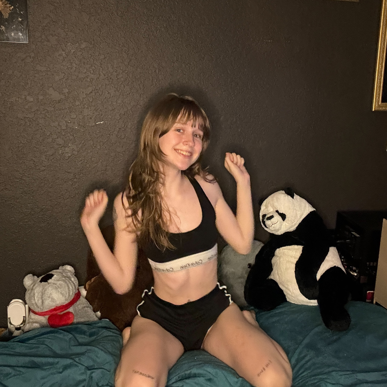 Juicy non-professional girfriend Teensy Bella posiert in ihrer schwarzen Kleidung in einem Solo Juicy non-professional girfriend Teensy Bella posiert in ihrer schwarzen Kleidung in einem Solo