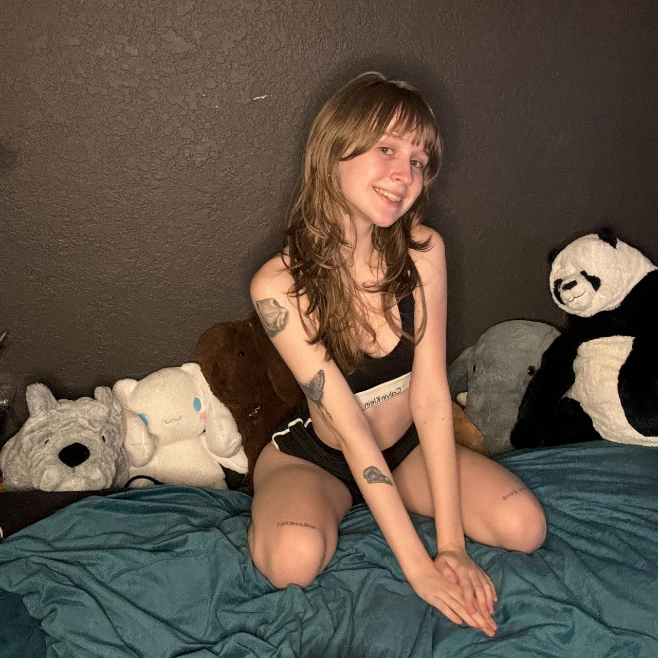 Juicy non-professional girfriend Teensy Bella posiert in ihrer schwarzen Kleidung in einem Solo Juicy non-professional girfriend Teensy Bella posiert in ihrer schwarzen Kleidung in einem Solo