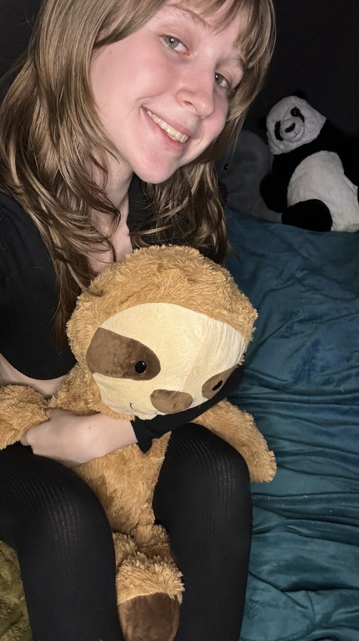 Juicy non-professional girfriend Teensy Bella posiert in ihrer schwarzen Kleidung in einem Solo Juicy non-professional girfriend Teensy Bella posiert in ihrer schwarzen Kleidung in einem Solo