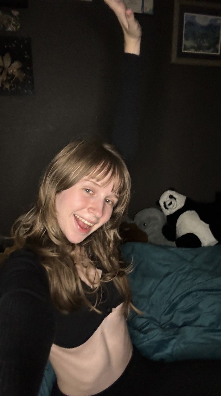 Juicy non-professional girfriend Teensy Bella posiert in ihrer schwarzen Kleidung in einem Solo Juicy non-professional girfriend Teensy Bella posiert in ihrer schwarzen Kleidung in einem Solo