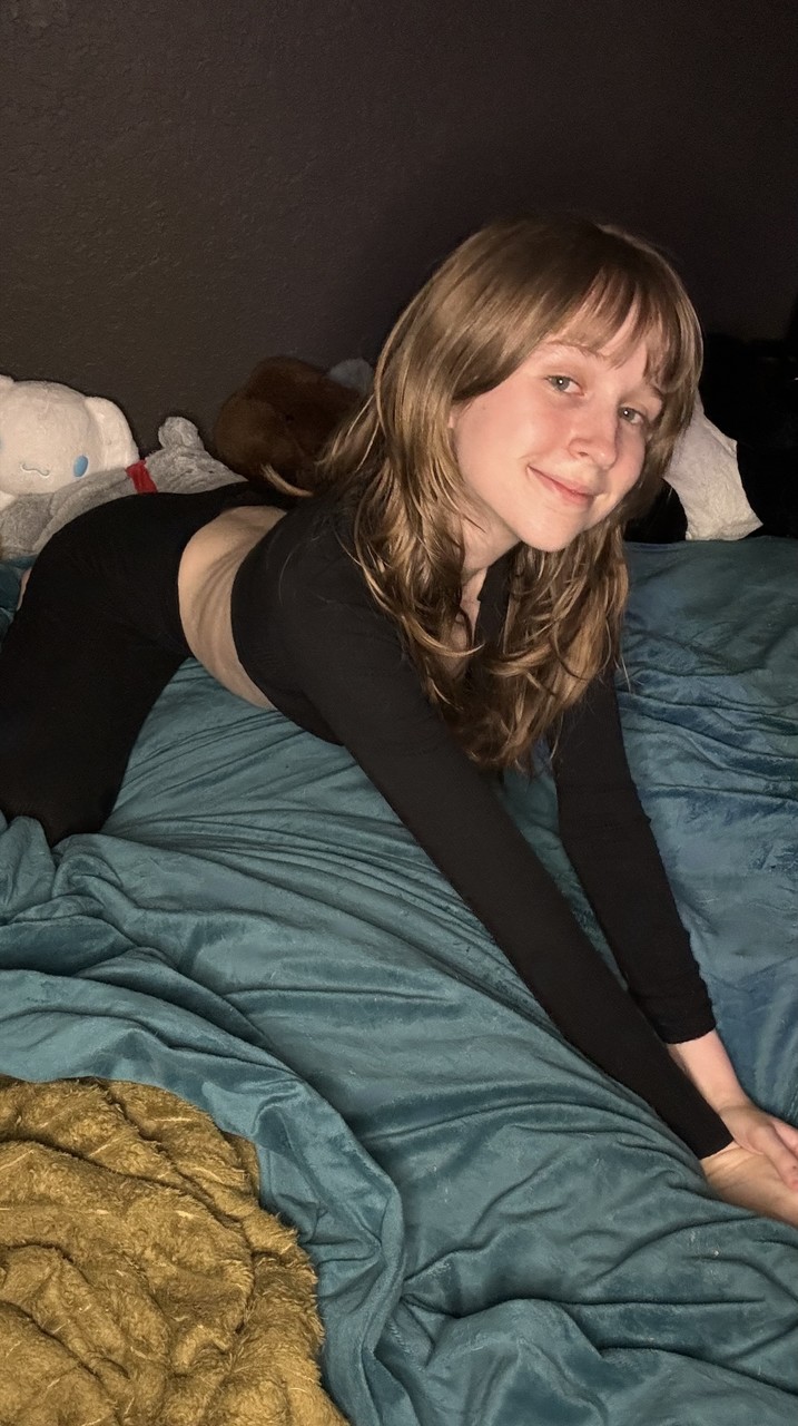 Juicy non-professional girfriend Teensy Bella posiert in ihrer schwarzen Kleidung in einem Solo Juicy non-professional girfriend Teensy Bella posiert in ihrer schwarzen Kleidung in einem Solo