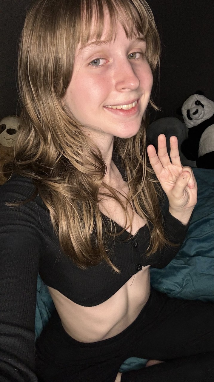 Juicy non-professional girfriend Teensy Bella posiert in ihrer schwarzen Kleidung in einem Solo Juicy non-professional girfriend Teensy Bella posiert in ihrer schwarzen Kleidung in einem Solo