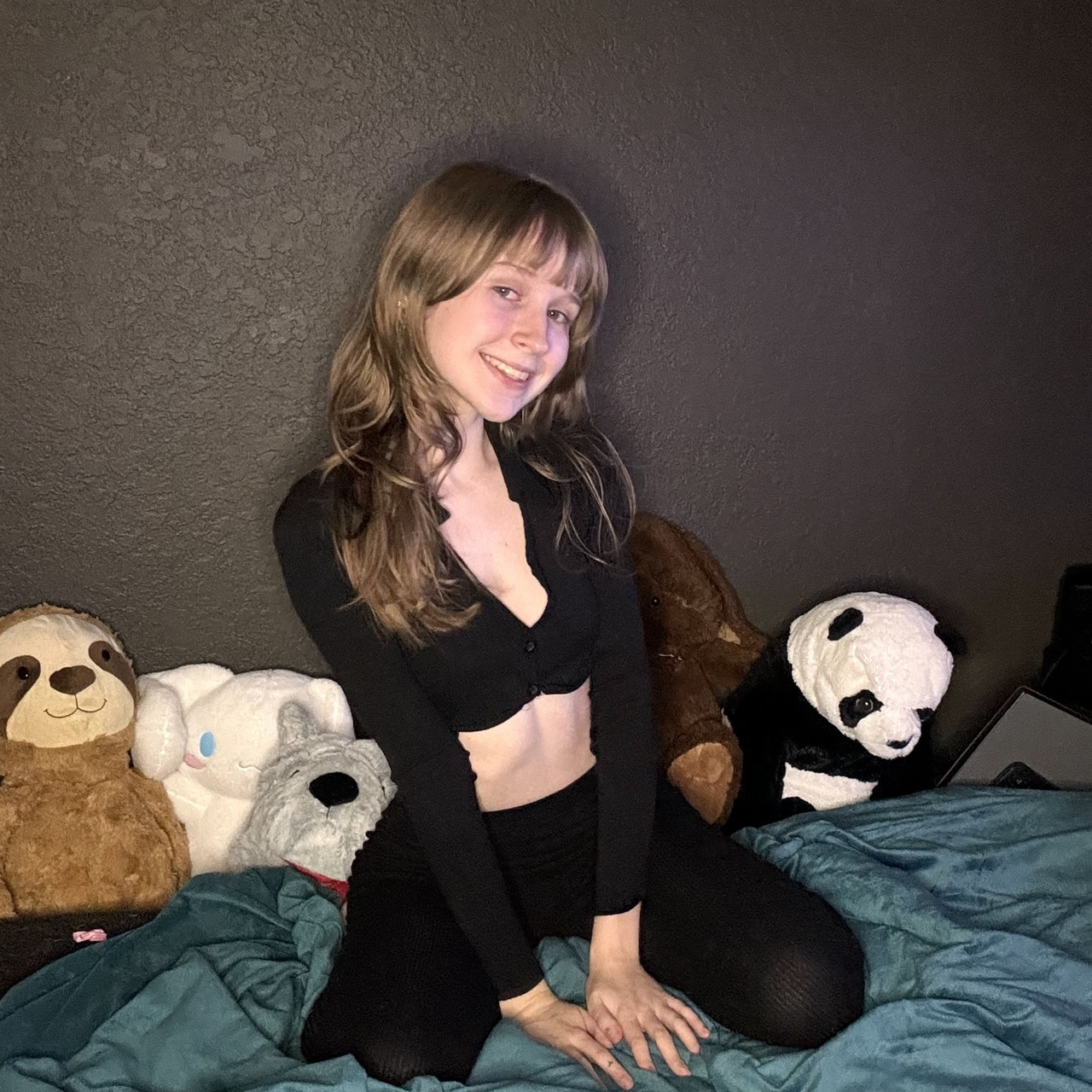 Juicy non-professional girfriend Teensy Bella posiert in ihrer schwarzen Kleidung in einem Solo Juicy non-professional girfriend Teensy Bella posiert in ihrer schwarzen Kleidung in einem Solo