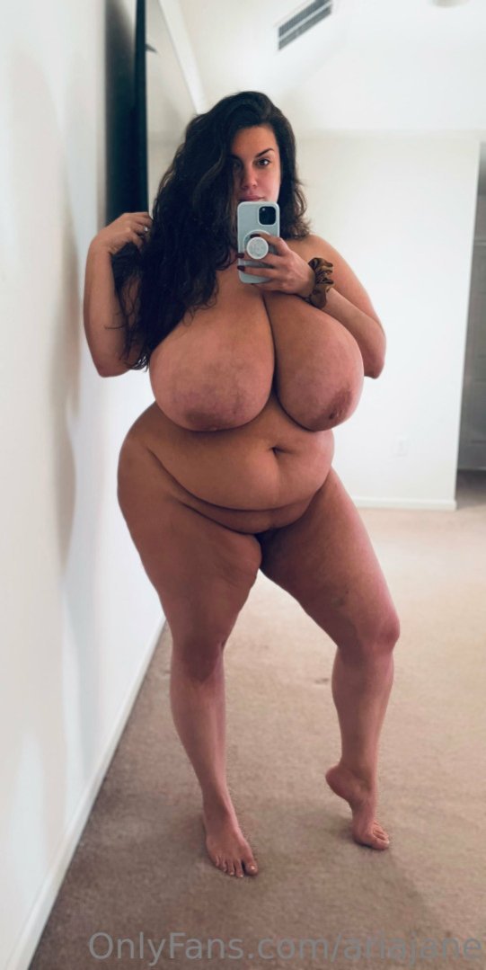 Chunky Amateur Babe Flaunts Massive Tits in Busty Homemade Show 11