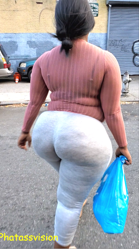 Voluptuous Ebony Babe Caught Off Guard 4