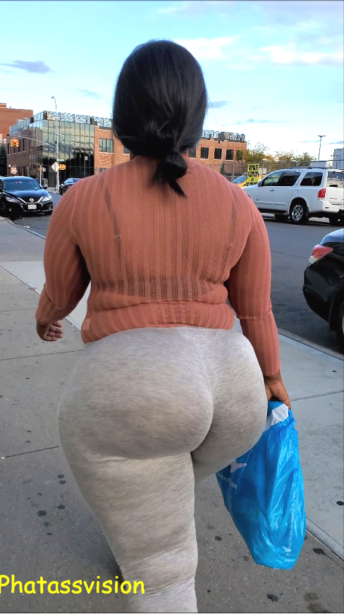 Voluptuous Ebony Babe Caught Off Guard 5
