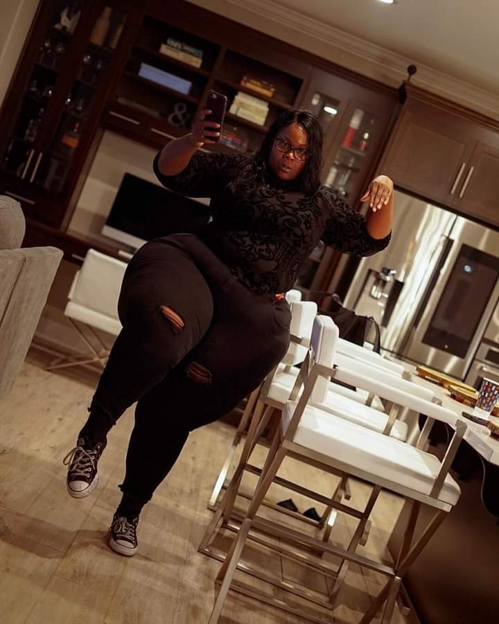 Voluptuous Ebony Babe Caught Off Guard 15