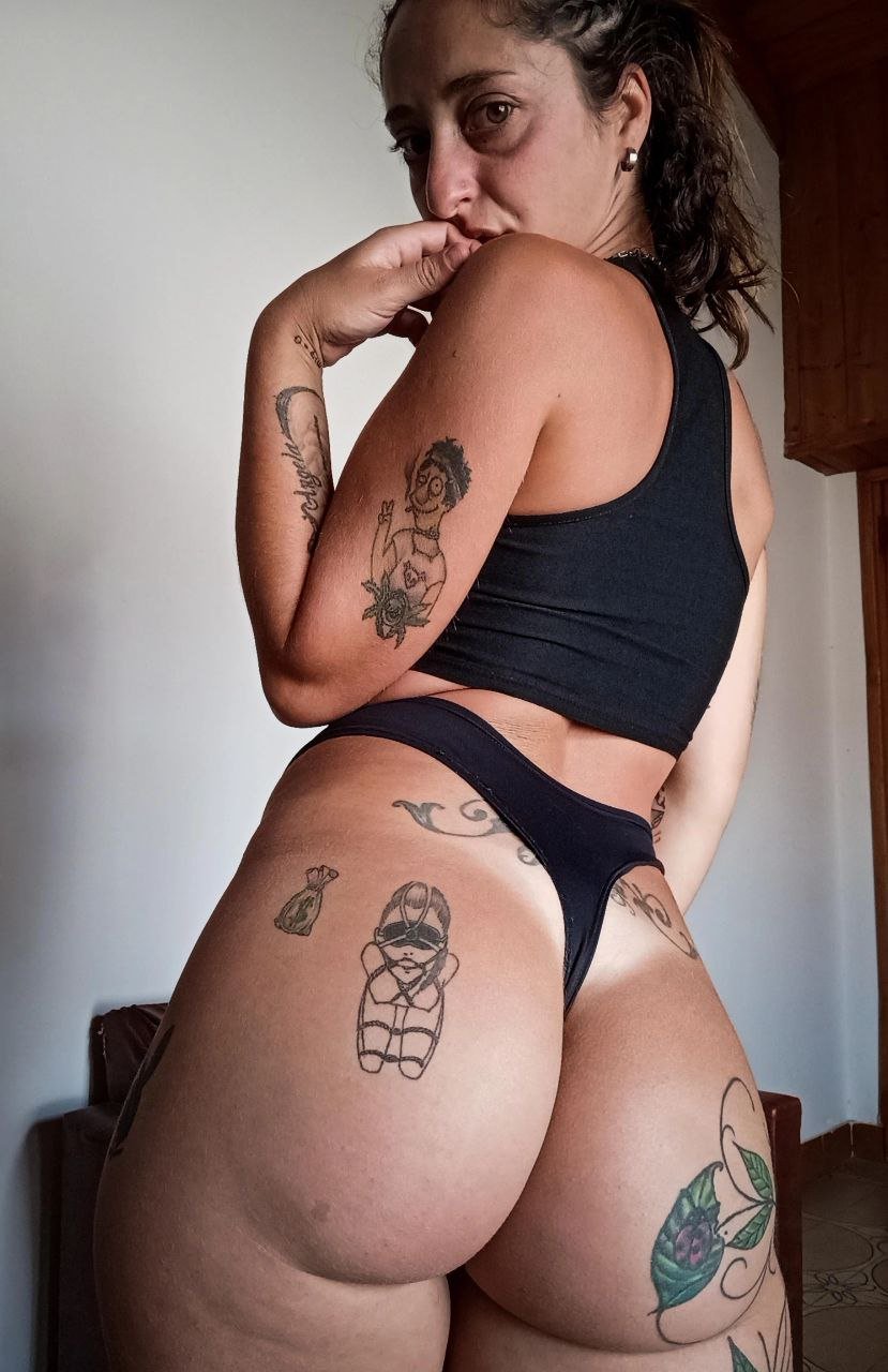 Tattooed Babe With Big Booty in Tight Shorts 3