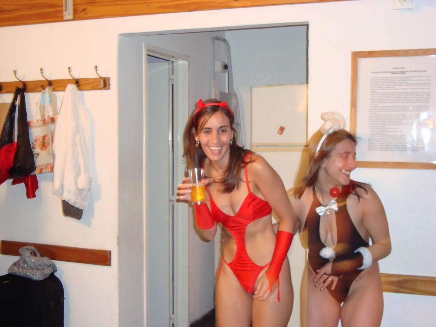 Fahişe kıyafetleri ve sahte penis eğlencesi 18