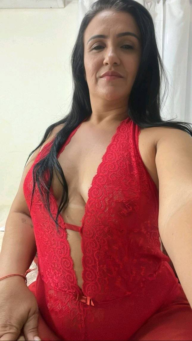 Brazilian MILF Ayla Shows Off Her Curves 1