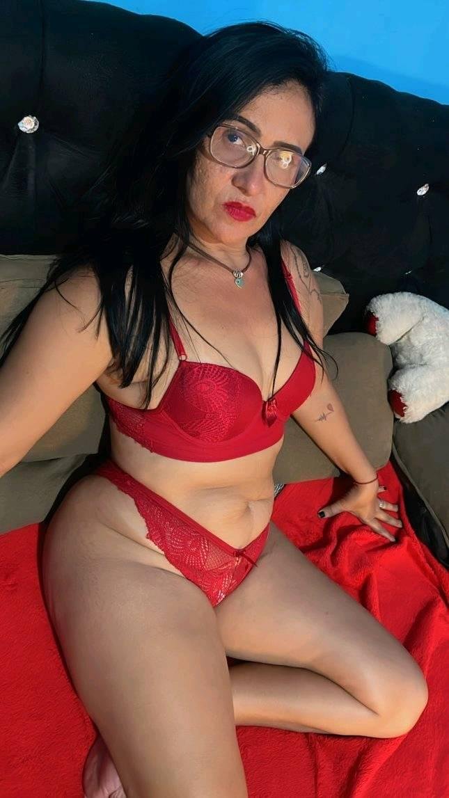 Brazilian MILF Ayla Shows Off Her Curves 3