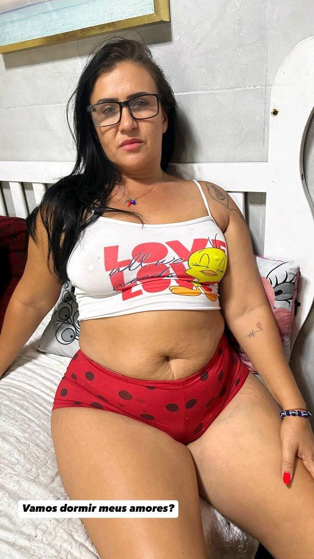 Brazilian MILF Ayla Shows Off Her Curves 7