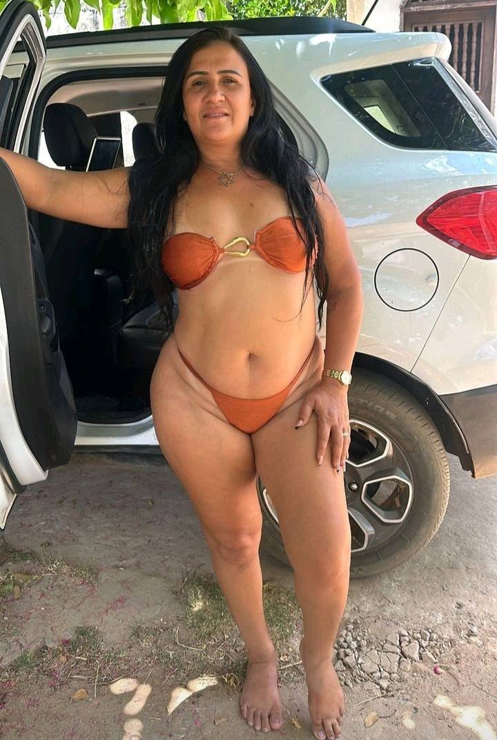 Brazilian MILF Ayla Shows Off Her Curves 8